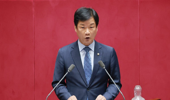 더불어민주당 박균택 의원이 1일 국회에서 열린 정기국회 제10차 본회의에서 5분 발언을 통해 12&middot;12 군사반란 및 5&middot;18 내란 혐의로 무기징역을 받은 전두환 전 대통령에 대해 "내란이 아니다"라고 언급한 국민의힘 김태규 의원을 비판하고 있다. 2026.10.1 [사진=연합뉴스]