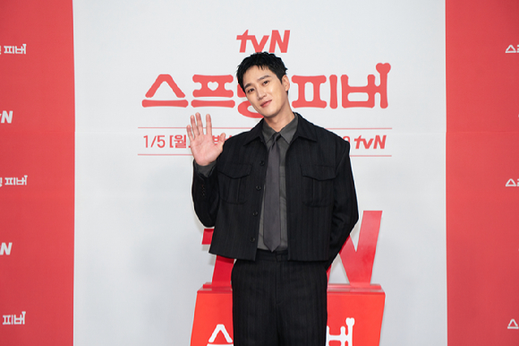 '스프링 피버' 제작발표회에 참석한 배우 안보현 [사진=tvN ]