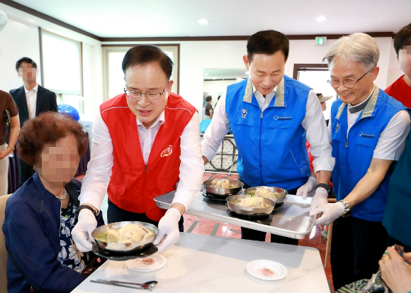 지난 3일 전북특별자치도 익산시 이리중앙교회에서 열린 사랑의 맛데이 삼계탕 나눔 행사에서 하림 정호석 대표이사가 지역 어르신에게 정성껏 준비한 삼계탕을 전달하고 있다. 정호석 하림 대표이사, 최정호 익산시장, 고재일 부송종합사회복지관 관장(왼쪽부터). [사진=하림]