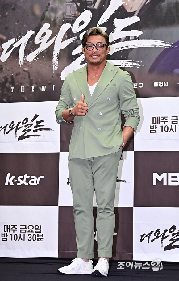 방송인 추성훈이 3일 오전 서울 상암동 스탠포드 호텔에서 진행된 MBN 새 예능 '더 와일드(THE WILD)'제작발표회에서 기념 촬영을 하고 있다. [사진=곽영래 기자]