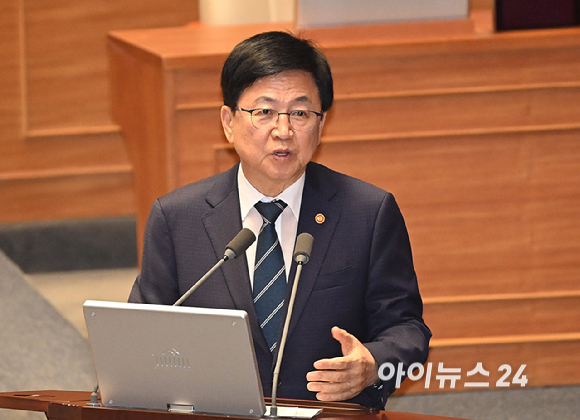 최교진 교육부 장관이 14일 서울 여의도 국회에서 열린 제439회 국회(정기회) 제8차 본회의에서 김영호 더불어민주당 의원의 교육&middot;사회&middot;문화에 관한 대정부질문에 답하고 있다. [사진=곽영래 기자]