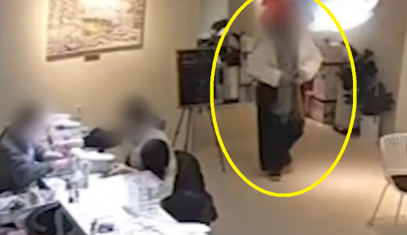 A씨가 네일샵에 들어서 시술을 받았다. [사진=연합뉴스TV 캡처]