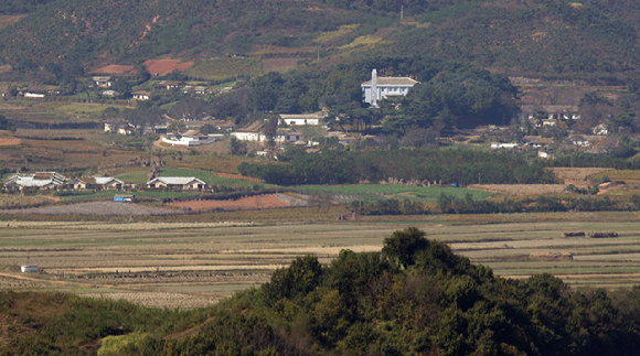 사진은 경기 파주시 오두산 통일전망대에서 바라본 북한 황해북도 개풍군 마을. [사진=뉴시스]