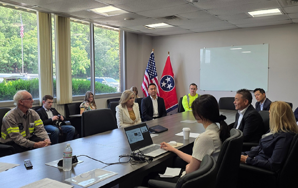 마샤 블랙번(Marsha Blackburn) 미국 연방 상원의원이 프로젝트 크루서블 현장 투어 중 현장 관계자와 인사를 나누고 있다. [사진=고려아연]