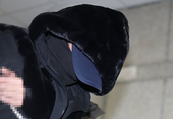 서울 도심에서 일본인 관광객 모녀를 들이받아 이들 중 어머니인 50대 여성을 숨지게 한 음주운전자 서모 씨가 지난해 11월 5일 서울 서초구 서울중앙지방법원에서 열린 구속 전 피의자 심문(영장실질심사)에 출석하고 있다. [사진=연합뉴스]