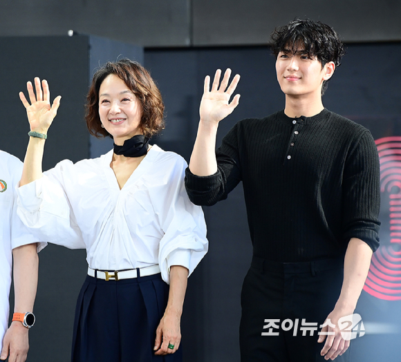 배우 배종옥과 김민철이 20일 오후 부산광역시 해운대구 우동 영화의 전당에서 열린 제30회 부산국제영화제(BIFF) '완벽한 집' 야외 무대인사 행사에 참석하고 있다. [사진=정소희 기자]