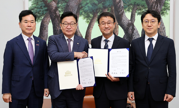 더불어민주당 한병도 대표 직무대행 겸 원내대표와 국민의힘 정점식 원내대표가 21일 국회 운영위원장실에서 선관위 투표용지 부족 사태에 따른 특검법안 합의문에 서명한 뒤 기념 촬영을 하고 있다. 왼쪽부터 국민의힘 김승수 원내운영수석부대표, 정 원내대표, 더불어민주당 한 대표 직무대행, 천준호 원내운영수석부대표. 2026.7.21 [공동취재] [사진=연합뉴스]