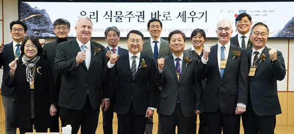 산림청은 '우리 식물주권 바로 세우기’ 국회 세미나를 개최하고 기념사진을 촬영하고 있다(오른쪽부터 최형두 국회의원, 윌리엄 프리드먼 아놀드수목원장, 김영배 국회의원, 김인호 산림청장, 인요한 국회의원) [사진=산림청]