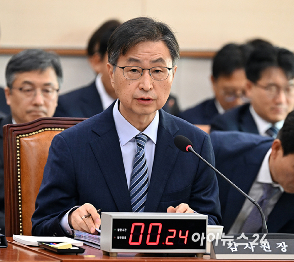 최재해 감사원장이 16일 국회 법제사법위원회에서 열린 감사원에 대한 국정감사에서 의원 질의에 답하고 있다. [사진=곽영래 기자]