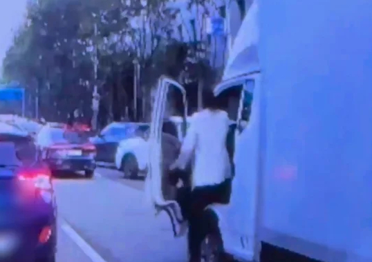 신호대기 중 차에서 내린 남성 운전자가 옆 차량 여성 운전자에게 신체 주요부위를 노출하는 황당한 사건이 일어났다. [사진=온라인 커뮤니티]