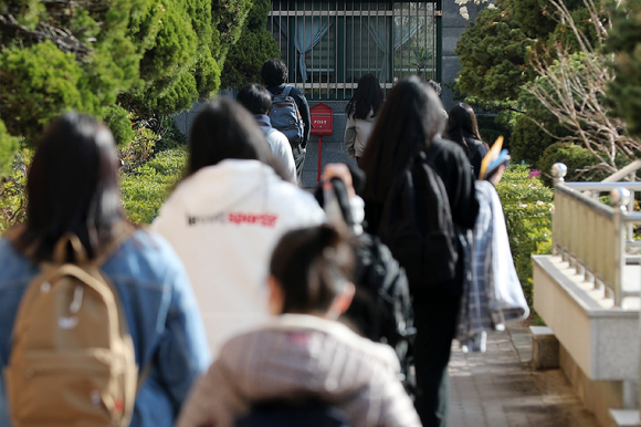 국가직 공무원 9급 필기시험이 치러진 지난해 4월2일 오전 서울 영등포구 여의도여자고등학교에서 수험생들이 시험장으로 들어가고 있다. [사진=뉴시스]