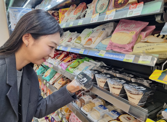 CU가 '나폴리 맛피아' 권성준 셰프와 협업해 만든 '밤 티라미수'가 전국 매장에 출시된다. [사진=CU]