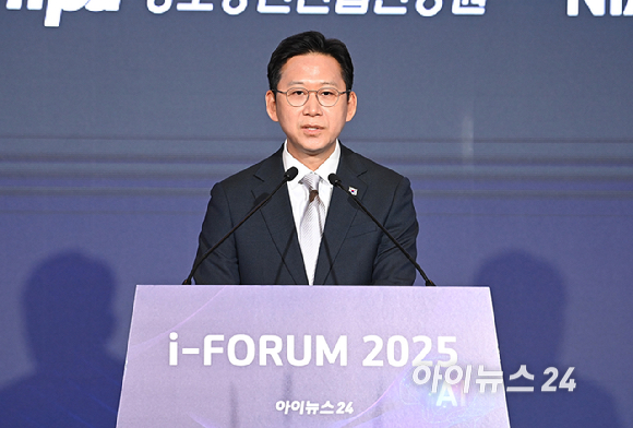 AI 3대 강국 어떻게 만들 것인가’라는 주제로 23일 서울 여의도 FKI타워에서 열렸다. 배경훈 부총리 겸 과학기술정보통신부 장관이 축사를 하고 있다. [사진=곽영래 기자]