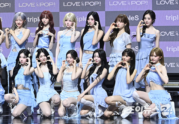 걸그룹 트리플에스가 1일 서울 용산구 블루스퀘어에서 열린 ASSEMBLE26 'LOVE & POP' 파트 1 발매 기념 쇼케이스에서 포토타임을 갖고 있다. [사진=곽영래 기자]