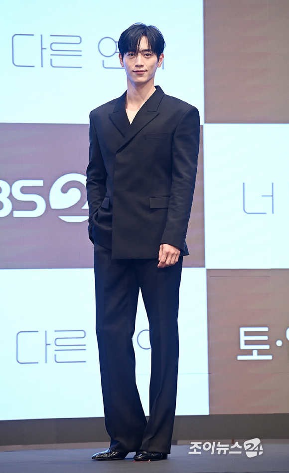 배우 서강준이 7일 오후 서울 구로구 신도림동 더 세인트에서 열린 KBS 2TV 토일 미니시리즈 '너 말고 다른 연애' 제작발표회에서 포토타임을 갖고 있다. [사진=곽영래 기자]