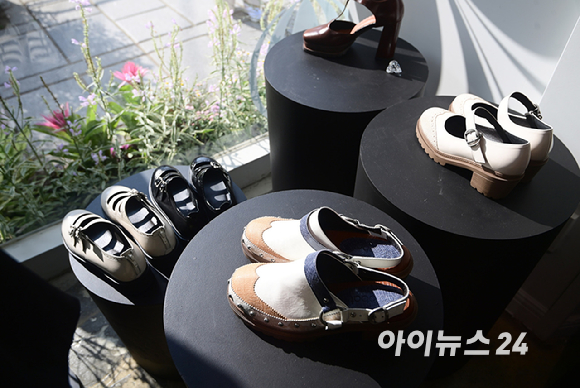 유니크한 무드로 패션 피플들에게 사랑 받는 디자이너브랜드 아크로밧(Acrobat)이 29일 북촌 플래그십 스토어를 오픈했다. 방문객들이 상품을 둘러보고 있다. [사진=정소희 기자]
