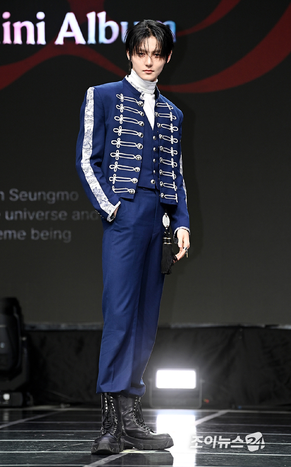 그룹 앰퍼샌드원(AMPERS&ONE) 김승모가 8일 서울 용산구 노들섬 라이브하우스에서 열린 미니 4집 '데피니션'(DEFINITION) 발매 기념 쇼케이스에서 포토타임을 갖고 있다. [사진=곽영래 기자]