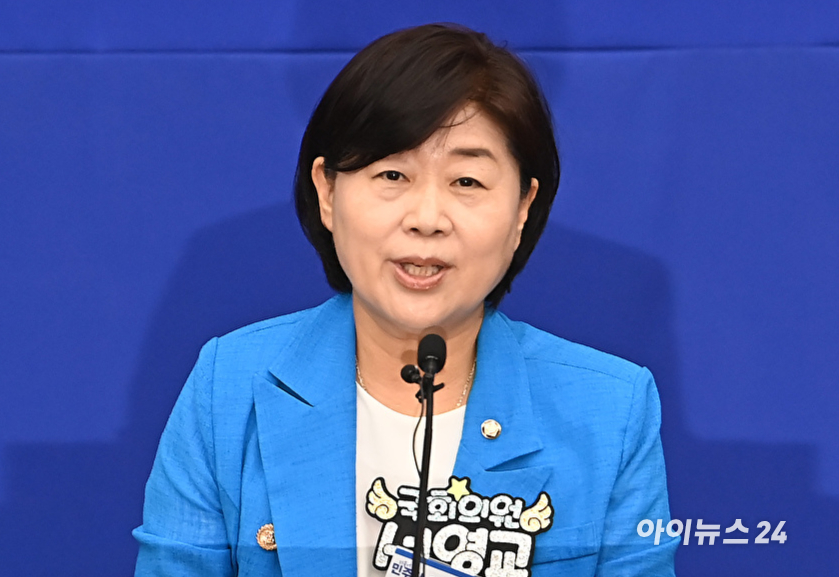 더불어민주당 원내대표 경선에 출마한 서영교 의원이 13일 서울 여의도 국회에서 열린 원내대표 선출 의원총회에서 정견 발표를 하고 있다. [사진=곽영래 기자]