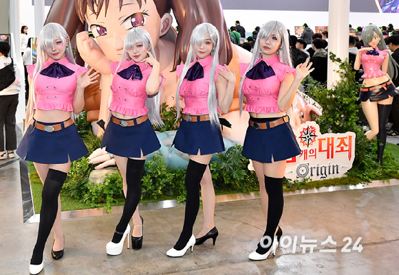 13일 부산 해운대구 벡스코에서 열린 국제게임전시회 '지스타 2025'에서 넷마블 부스에서 모델들이 코스프레를 선보이고 있다. [사진=곽영래 기자]