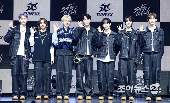 3일 오후 서울 광진구 광장동 예스24라이브홀에서 신인 보이그룹&nbsp;튜넥스(TUNEXX)&nbsp;첫 번째 미니 앨범 '셋 바이 어스 온리'(SET BY US ONLY) 발매 기념 쇼케이스가 열렸다.&nbsp;튜넥스가 포토타임을 갖고 있다. [사진=정소희 기자]