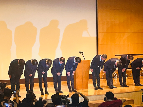 조좌진 롯데카드 대표이사(왼쪽 다섯번째)가 지난 9월 18일 서울 중구 부영태평빌딩에서 해킹 사고로 인한 고객 정보 유출사태에 대해 대고객 사과를 하고 있다. [사진=홍지희 기자]