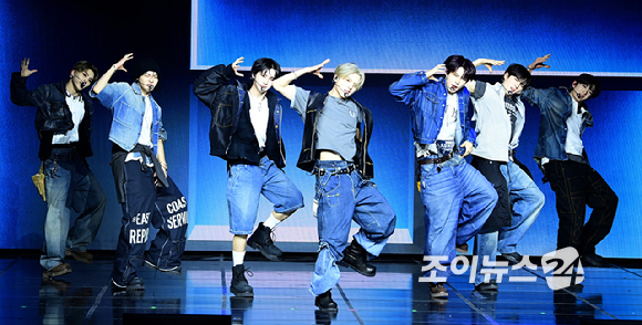 그룹 알파드라이브원이 12일 오후 서울 용산구 블루스퀘어 SOL트래블홀에서 열린 알파드라이브원(ALPHA DRIVE ONE) 첫 번째 데뷔 미니 1집 'EUPHORIA'(유포리아) 발매 기념 쇼케이스에서 타이틀곡 '프릭 알람' 무대를 선보이고 있다. [사진=정소희 기자]