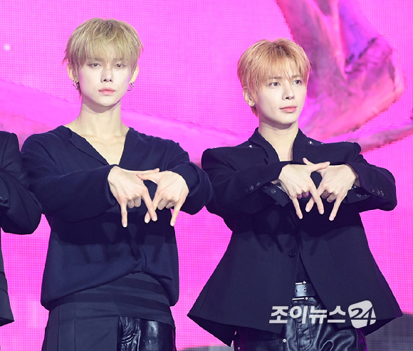 그룹 투모로우바이투게더가 13일 오후 서울시 성북구 안암동 고려대학교 화정체육관에서 열린 투모로우바이투게더(TOMORROW X TOGETHER, TXT) 미니 8집 '7TH YEAR: 가시덤불에 잠시 바람이 멈췄을 때' 발매 기념 쇼케이스에 참석하고 있다. [사진=정소희 기자]