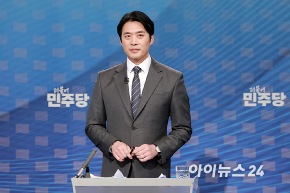 더불어민주당 한준호 경기도지사 경선후보가 1일 서울 양천구 SBS 목동 스튜디오에서 열린 더불어민주당 경기도지사 후보자 2차 TV 합동토론회에 참석해 토론을 준비하고 있다. [사진=국회사진기자단]