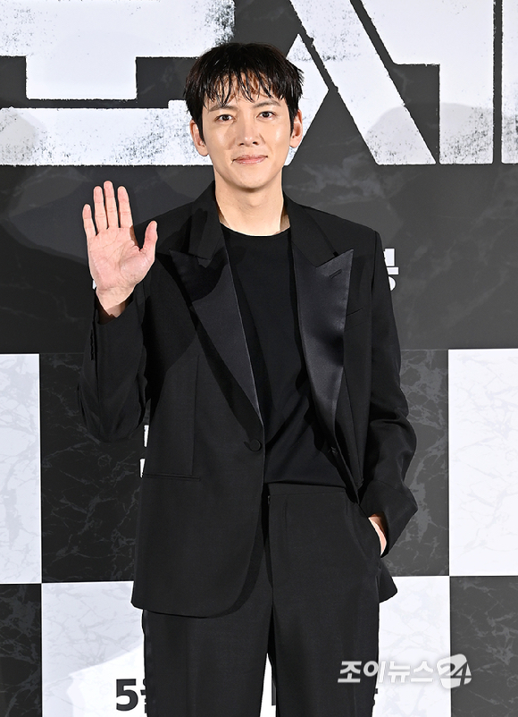 배우 지창욱이 6일 오전 서울 용산구 CGV 용산아이파크몰에서 열린 영화 '군체' 제작보고회에서 포토타임을 갖고 있다. [사진=곽영래 기자]