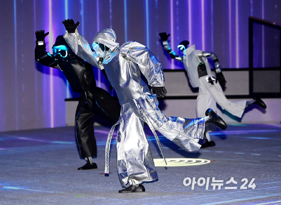 21일 오후 서울 강동구 고덕동에 위치한 로봇복합문화공간 'GALAXY ROBOT PARK'(갤럭시 로봇 파크) 그랜드 오픈 기자간담회가 열렸다. 로봇 아레나에서 로봇들이 공연을 선보이고 있다. [사진=정소희 기자]