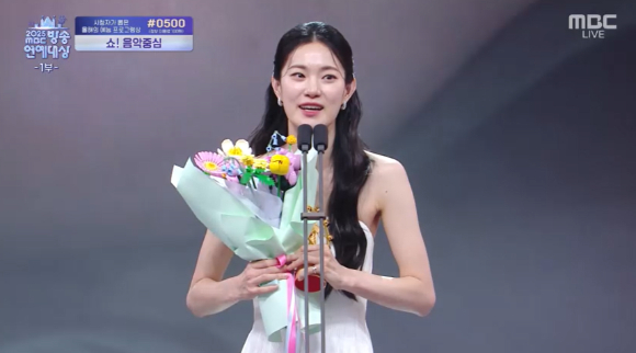 옥자연이 '2025 MBC연예대상'에서 수상소감을 이야기 하고 있다. [사진=MBC 방송화면 캡처]