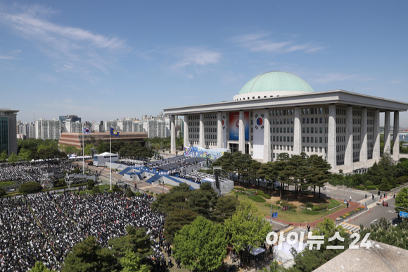 제20대 대통령 취임식이 열리는 10일 오전 국회에서 취임식에 앞서 축하 공연을 펼치고 있다. [사진=국회사진취재단]