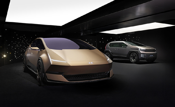 (왼쪽부터)현대 모터스튜디오 베이징에 전시된 비너스 콘셉트와 어스 콘셉트. [사진=현대자동차]