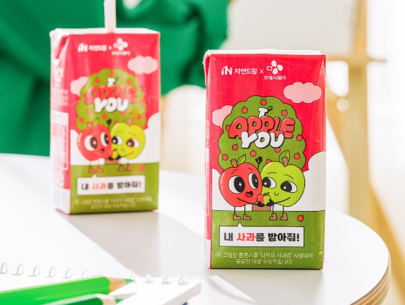 CJ프레시웨이가 자연드림과 함께 선보인 '한모금사과' 제품이며 하루 평균 5000팩의 판매량을 기록했다. [사진=CJ프레시웨이]