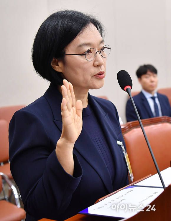 한성숙 중소벤처기업부 장관 후보자가 15일 오전 서울 여의도 국회 산업통산자원중소벤처기업위원회에서 열린 인사청문회에서 선서를 하고 있다. [사진=곽영래 기자]