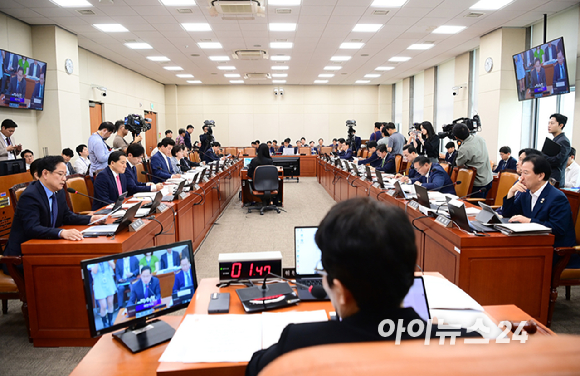 구윤철 기획재정부 장관 후보자가 17일 서울 여의도 국회 기획재정위원회에서 열린 인사청문회에서 의원 질의에 답변하고 있다. [사진=정소희 기자]