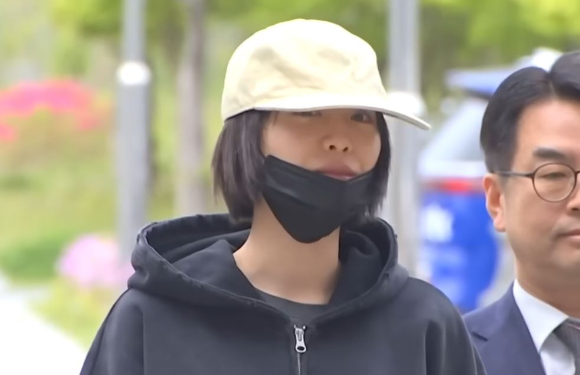 배우 나나가 지난 21일 의정부지법 남양주지원에 증인으로 출석하긴 전 취재진 질문에 답하고 있다. [사진=JTBC 방송화면 캡처]