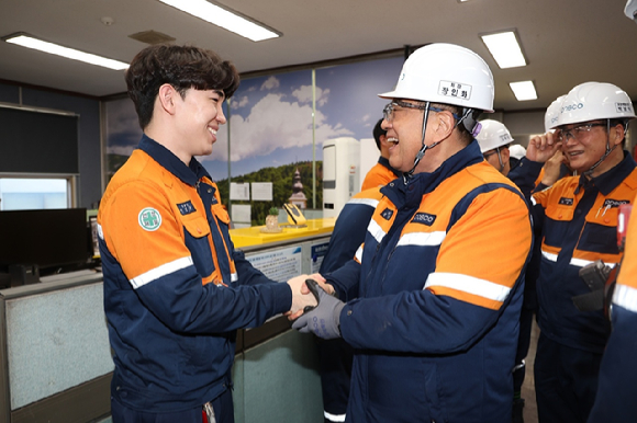 장인화 포스코그룹 회장이(앞줄 오른쪽) 2일 새해 첫 행보이자 현장경영의 일환으로 포항제철소를 찾아 임직원을 격려하고 있다. [사진=포스코그룹]