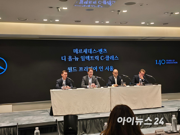 (왼쪽부터)마티아스 바이틀(Mathias Vaitl) 메르세데스-벤츠 코리아 대표이사, 올라 칼레니우스(Ola K&auml;llenius) 메르세데스-벤츠 그룹 AG CEO, 요르그 부르저(J&ouml;rg Burzer) 메르세데스-벤츠 그룹 AG CTO, 마티아스 가이젠(Mathias Geisen) 메르세데스-벤츠 그룹 AG 세일즈 & 고객 경험 총괄이 20일 안다즈 서울강남에서 열린 기자간담회에서 기자들의 질문에 답하고 있다. [사진=김종성 기자]