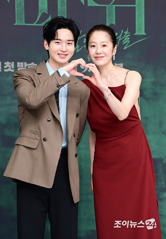 (왼쪽부터)배우 이엘-장동윤-변영주 감독-고현정-조성하가 4일 오후 서울 양천구 목동 SBS에서 진행된 SBS 새 금토드라마 '사마귀: 살인자의 외출' 제작발표회에 참석하고 있다. [사진=정소희 기자]