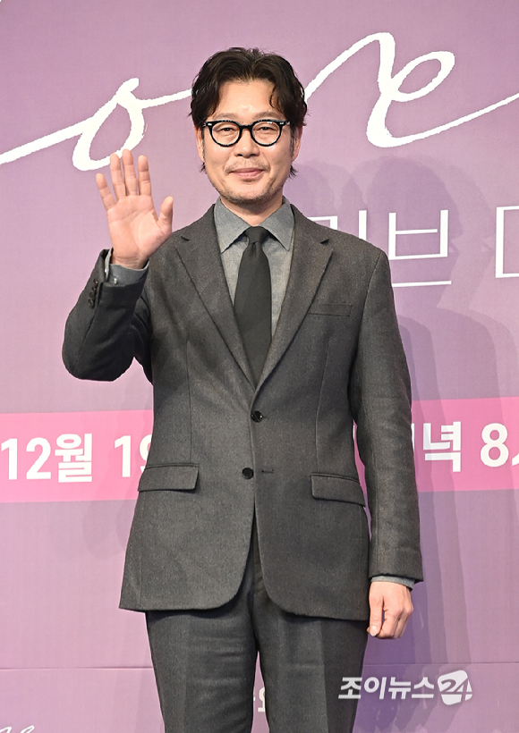 배우 유재명이 18일 서울 구로구 더 링크 서울 호텔에서 열린 JTBC 새 금요시리즈 '러브 미' 제작발표회에서 포즈를 취하고 있다. [사진=곽영래 기자]