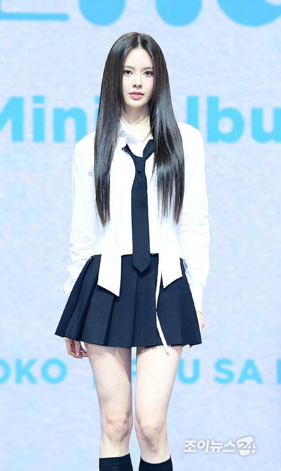 그룹 이즈나 방지민이 25일 오후 서울 광진구 광장동 예스24라이브홀에서 열린 izna(이즈나) 미니 1집 'N/a' 발매 기념 데뷔 쇼케이스에 참석해 포토타임을 갖고 있다. [사진=정소희 기자]