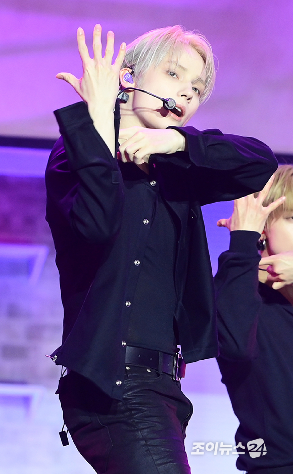 그룹 투모로우바이투게더 휴닝카이가 13일 오후 서울시 성북구 안암동 고려대학교 화정체육관에서 열린 투모로우바이투게더(TOMORROW X TOGETHER, TXT) 미니 8집 '7TH YEAR: 가시덤불에 잠시 바람이 멈췄을 때' 발매 기념 쇼케이스에서 타이틀곡 '하루에 하루만 더' 무대를 선보이고 있다. [사진=정소희 기자]