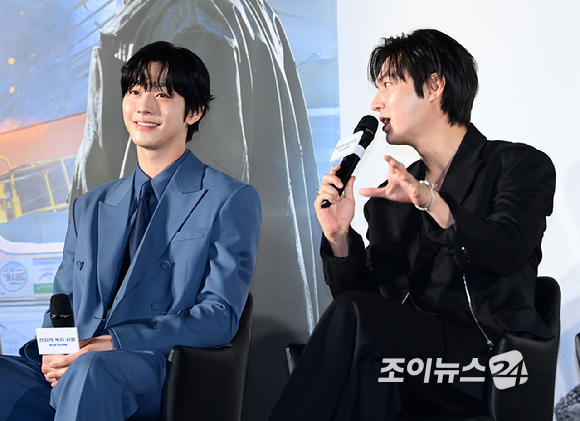 (왼쪽부터) 신승호-이민호-나나-김병우 감독-채수빈-안효섭이 17일 오전 서울 광진구 자양동 롯데시네마 건대입구점에서 열린 영화 '전지적 독자 시점' 제작보고회에 참석하고 있다. [사진=정소희 기자]