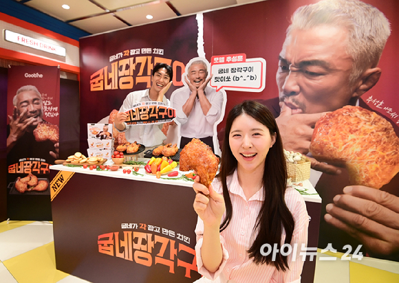 굽네치킨을 운영하는 지앤푸드가 신제품 '굽네 장각구이' 출시에 맞춰 격투기 선수 추성훈을 모델로 발탁한 가운데 1일 오전 서울 마포구 굽네 플레이타운에서 신제품 광고 캠페인 행사를 진행했다. 모델들이 '굽네 장각구이'를 들고 포즈를 취하고 있다. [사진=정소희 기자]