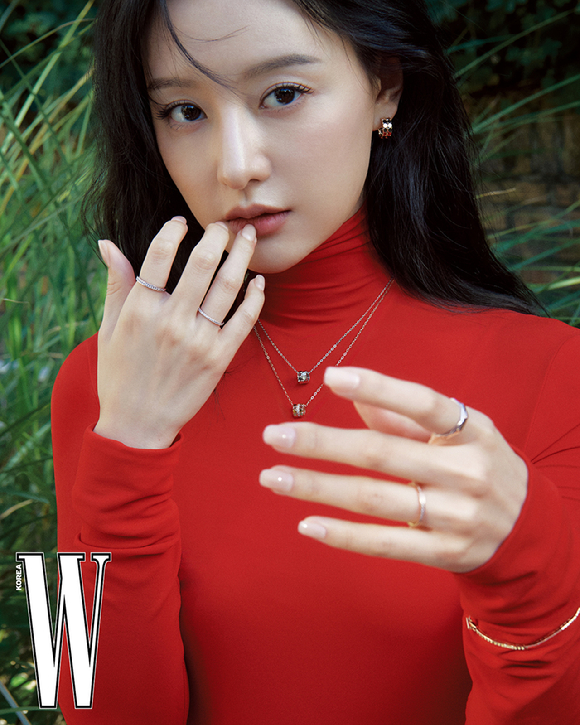 배우 김지원이 화보 촬영에서 포즈를 취하고 있다. [사진=더블유 코리아]