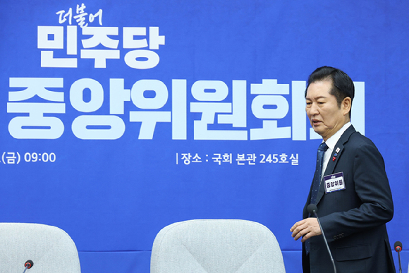 더불어민주당 정청래 대표가 5일 서울 여의도 국회에서 열린 제3차 중앙위 회의에 입장하고 있다. 2025.12.5 [사진=연합뉴스]