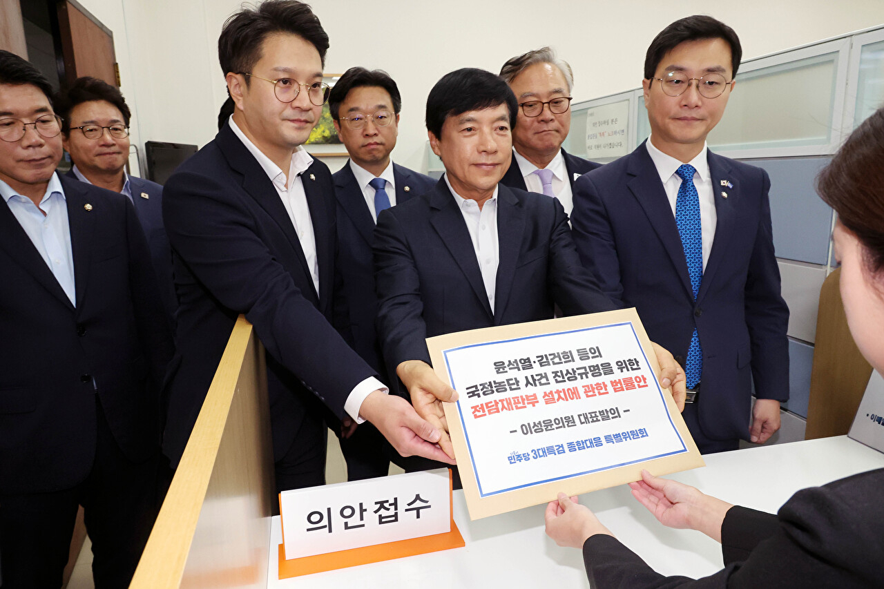 더불어민주당 3대특검 종합대응 특별위원회 이성윤 의원 등이 18일 서울 여의도 국회 의안과에 '윤석열&middot;김건희 등의 국정농단 사건 진상규명을 위한 전담재판부 설치에 관한 법률안'을 제출하고 있다. 2025.9.18 [공동취재] [사진=연합뉴스]