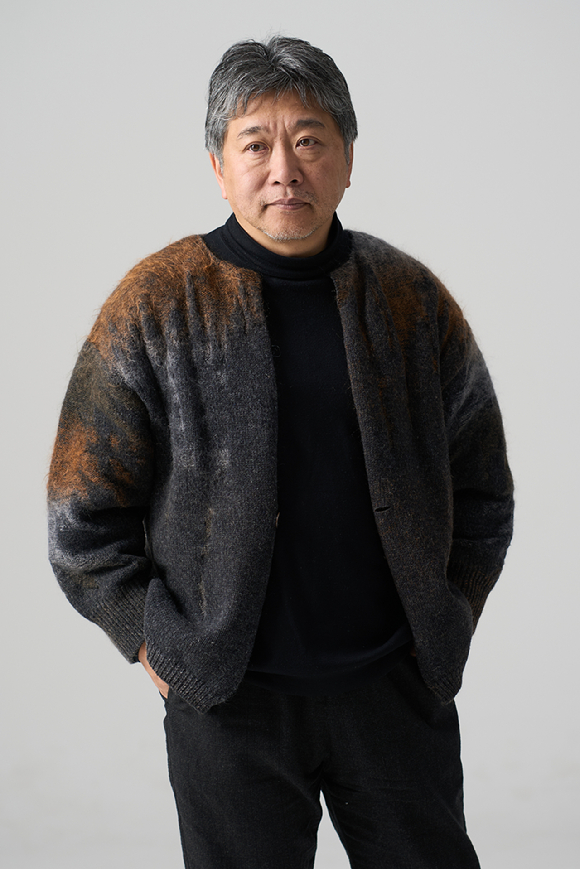 고레에다 히로카즈 감독이 영화 '괴물' 흥행 감사 내한 인터뷰에 앞서 포즈를 취하고 있다. [사진=(주)미디어캐슬]