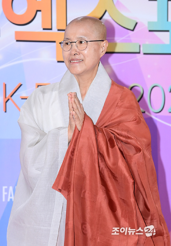 선재스님이 28일 오후 서울 중구 소공동 롯데호텔에서 열린 '제8회 뉴 시스 한류엑스포' 시상식 포토월 행사에 참석하고 있다. [사진=정소희 기자]